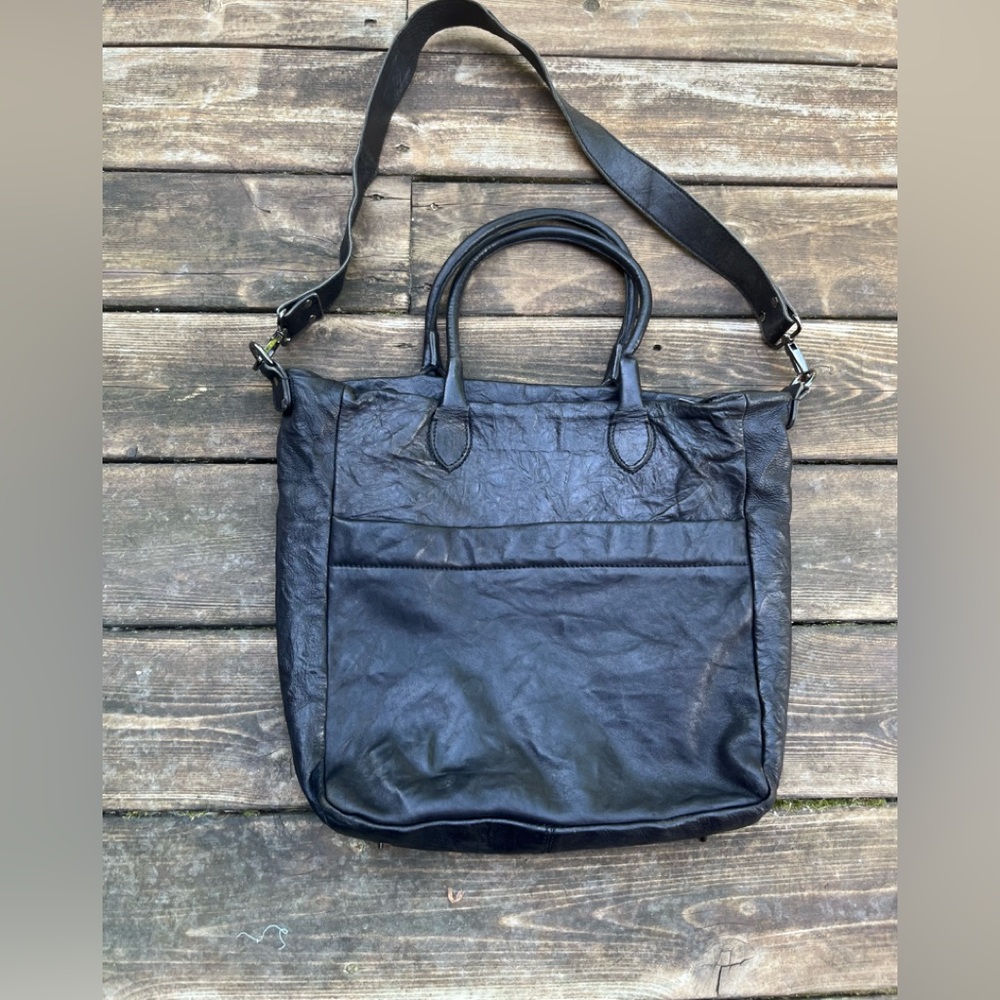 SoHo Bags Black Leather Made in Italy Messenger Bag with Zip Closure GUC